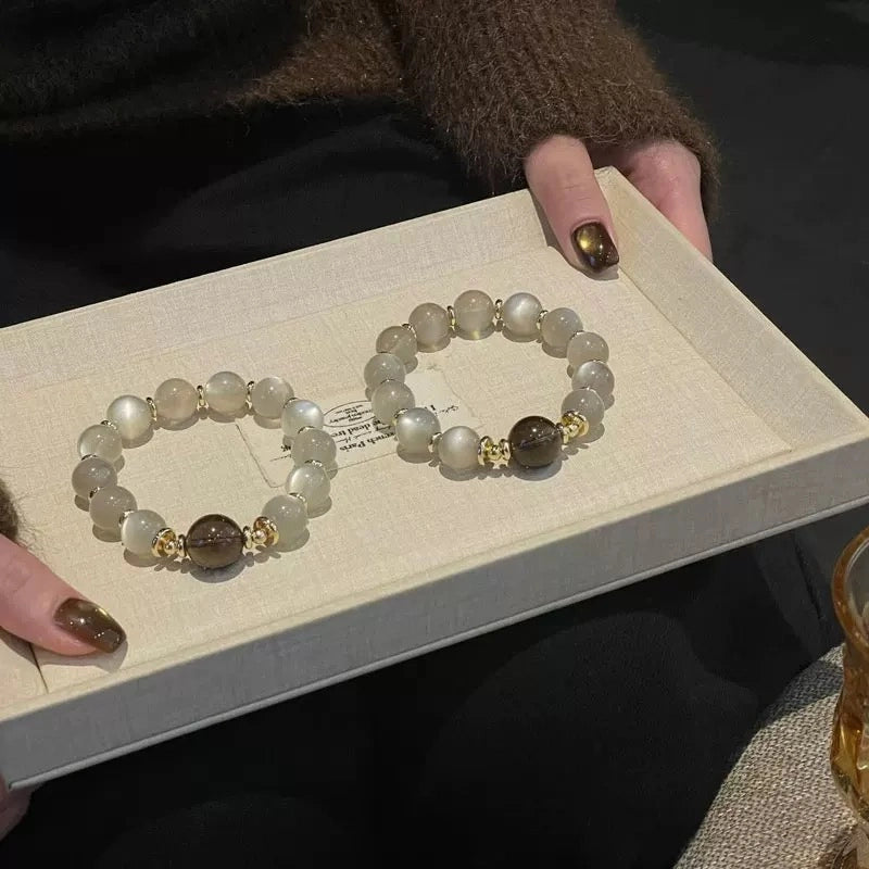 Elegant vintage-style moonstone bracelet, helping balance emotions and strengthen intuitive energy.